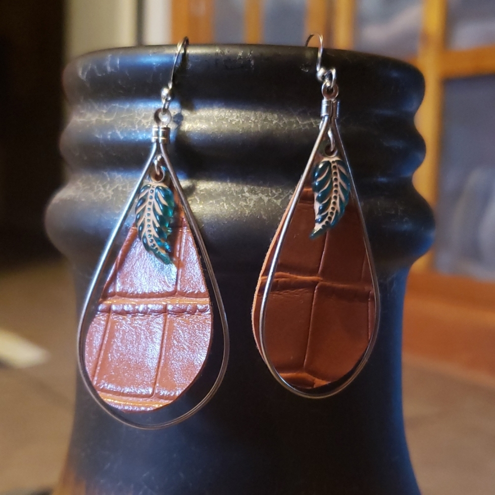 ‼‼❤FAUX LEATHER EARRINGS FEATHER TEARDROP SO CUTE‼